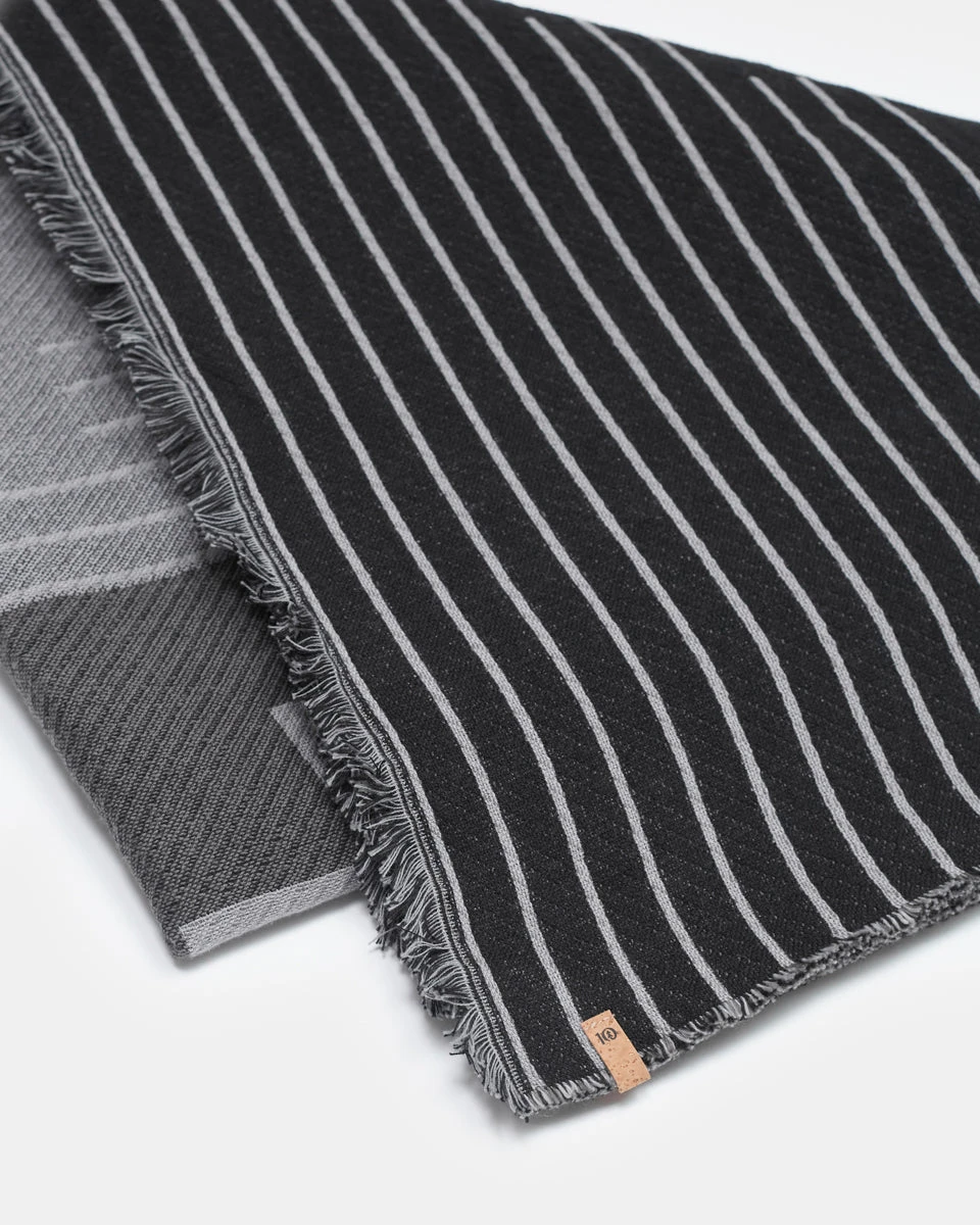 Tentree Peaks Woven Blanket - Image 2